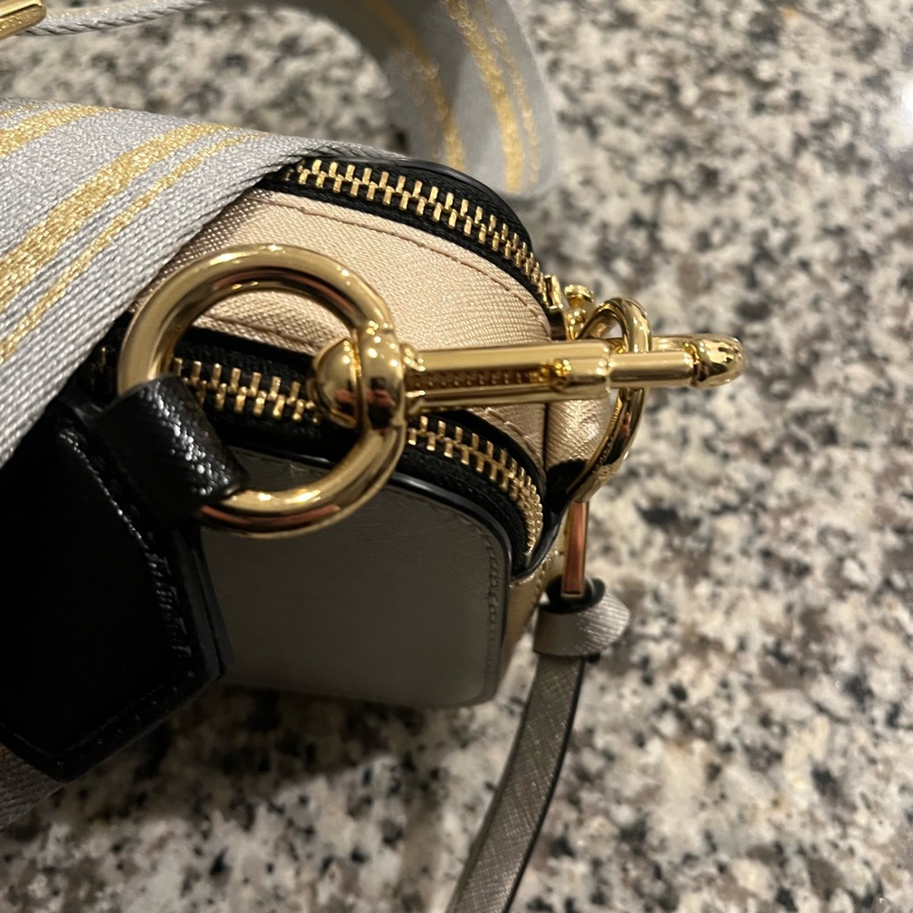 Marc Jacobs Silver/ Gold Metallic Snapshot Crossbody Camera Bag NWOT - Picture 7 of 16